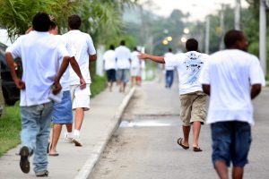 Foto mostra cerca de 10 presos saindo libertados da penitenciária de Bangu I.