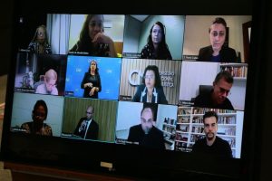 Foto de telão com participantes da reunião por videoconferência.