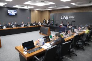 Foto mostra visão geral do Plenário do CNJ durante a sessão.