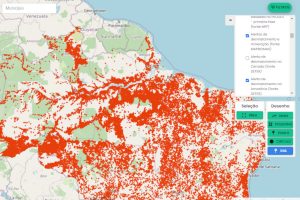 Trecho de tela do SireneJud, onde se vê o mapa do Brasil com diversos pontos marcados em vermelho, relacionados à seleção de "Alertas de desmatamento e mineração (fonte MAPBIOMAS)" e "Alerta de desmatamento na Amazônia (fonte DETER)". Acima do mapa tem uma caixa de seleção de filtros de busca.
