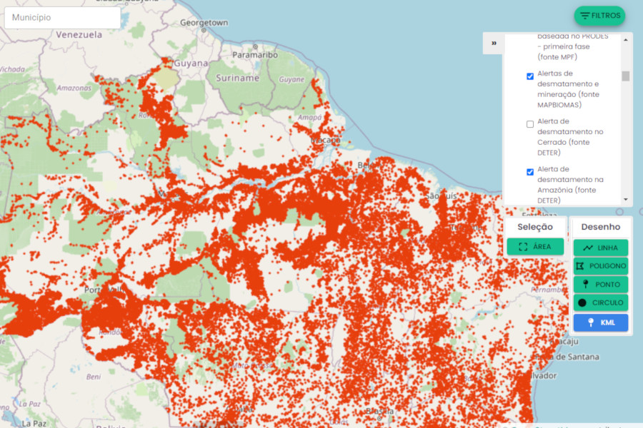 Trecho de tela do SireneJud, onde se vê o mapa do Brasil com diversos pontos marcados em vermelho, relacionados à seleção de "Alertas de desmatamento e mineração (fonte MAPBIOMAS)" e "Alerta de desmatamento na Amazônia (fonte DETER)". Acima do mapa tem uma caixa de seleção de filtros de busca.