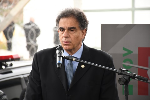 Foto do conselheiro Vieira de Mello falando durante a inauguração do Nugesp em Porto Alegre.