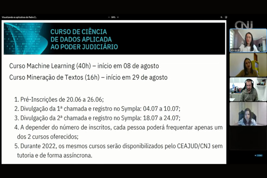 Foto mostra momento do evento por videoconferência, com uma tela central com informações dos cursos e, na lateral, imagens menores com as três mulheres e um homem que apresentaram os cursos.