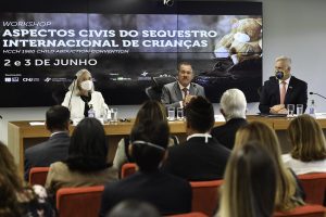 Foto mostra visão geral do auditório do STJ durante a abertura do evento.