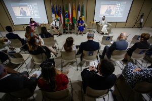 Foto mostra pessoas sentadas em círculo em auditório do TJPA.