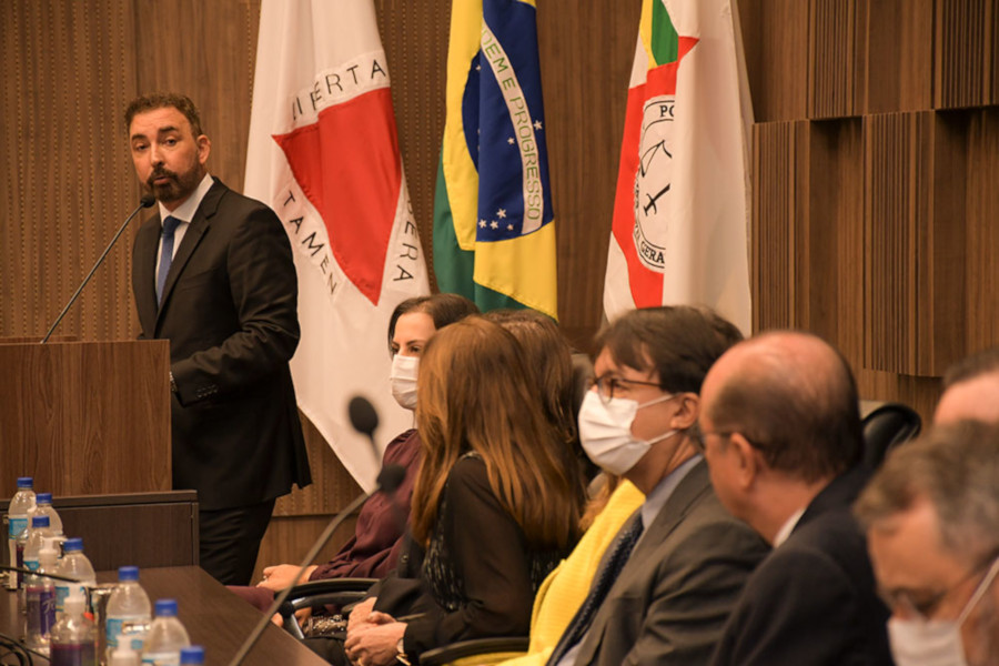 Foto mostra o conselheiro Sidney Madruga falando durante a abertura da inspeção.