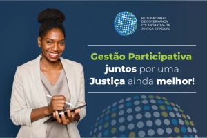 Foto de uma mulher segurando um tablet e sorrindo. Texto: Gestão Participativa. Juntos por uma Justiça ainda melhor!
