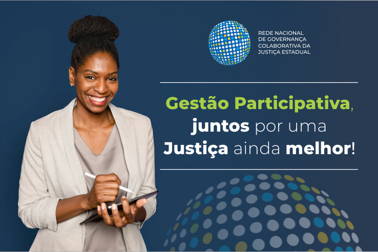 Foto de uma mulher segurando um tablet e sorrindo. Texto: Gestão Participativa. Juntos por uma Justiça ainda melhor!