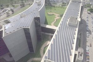 Foto mostra as placas fotovoltaicas instaladas no telhado do edifício-sede do TST e do CSJT.