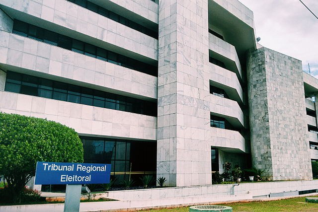 Foto da fachada da sede do Tribunal Regional Eleitoral do Distrito Federal (TRE-DF), em Brasília.