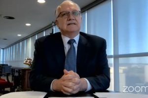 Foto mostra o ministro Edson Fachin participando do evento por videoconferência.