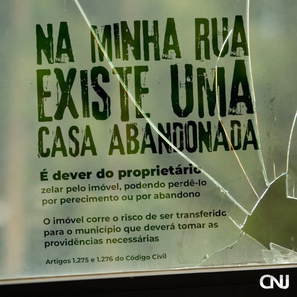 Foto de uma janela quebrada. Texto: Na minha rua existe uma casa abandonada. É dever do proprietário zelar pelo imóvel, podendo perdê-lo por perecimento ou por abandono. O imóvel corre o risco de ser transferido para o município, que deverá tomar as providências necessárias. Artigos 1.275 e 1.276 do Código Civil.