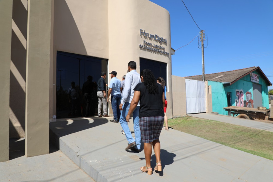 Foto mostra pessoas em fila aguardando para entrar no Fórum Digital.