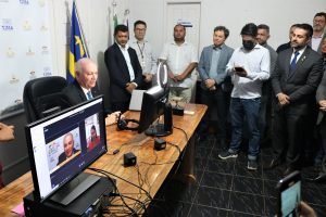 Foto mostra corregedor Froz Sobrinho realizando atendimento em sala do Justiça de Todos em Governador Edison Lobão.