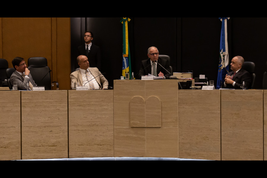 Foto mostra momento da cerimônia de adesão no Plenário do TJRJ.
