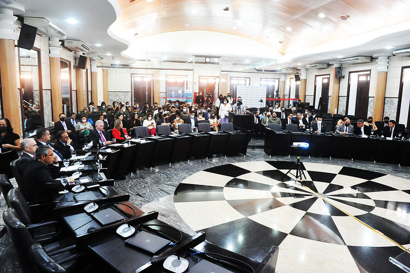 Foto visão geral do Plenário do TJMA, com muitas pessoas presentes, durante o evento.