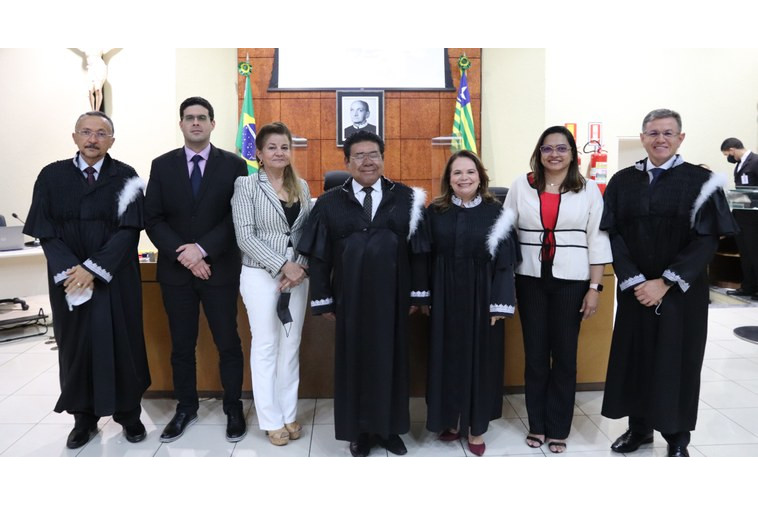 Foto mostra participantes da inauguração posando em sala do TRE-PI.