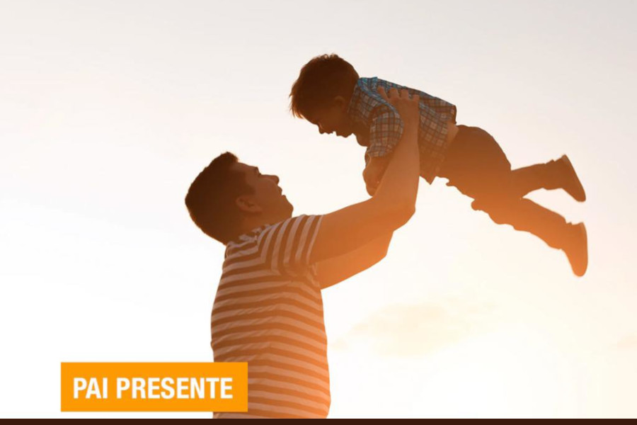 Foto de um homem levantando uma criança. texto: Pai Presente.