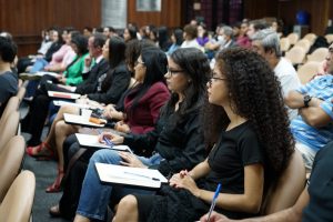 Foto mostra plateia com alunos de Direito participantes do evento.