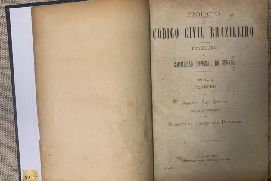 Foto da primeira página do parecer do então senador Ruy Barbosa ao projeto do Código Civil Brasileiro.