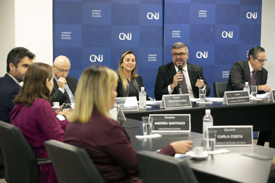 Foto mostra momento da reunião em sala do CNJ.