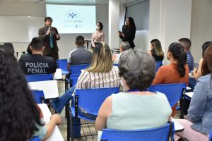 Foto mostra momento do encontro em sala do TJRR.