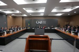 Foto mostra visão geral do Plenário do CNJ durante a reunião.