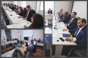 Fotomontagem com três momentos da reunião com as pessoas sentadas em torno de uma grande mesa em U em sala do TJPA.