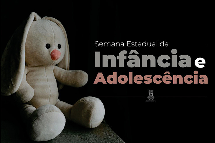 Foto de um coelho de pelúcia em um fundo escuro. texto: Semana Estadual da Infância e Adolescência.