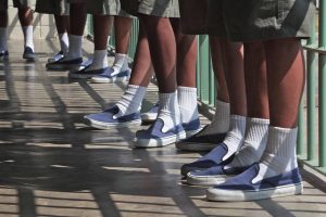 Foto mostra pés e pernas de jovens em unidade socioeducativa,
