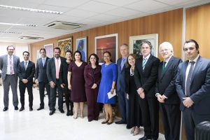 Foto mostra as 13 pessoas participantes da reunião posando para foto.