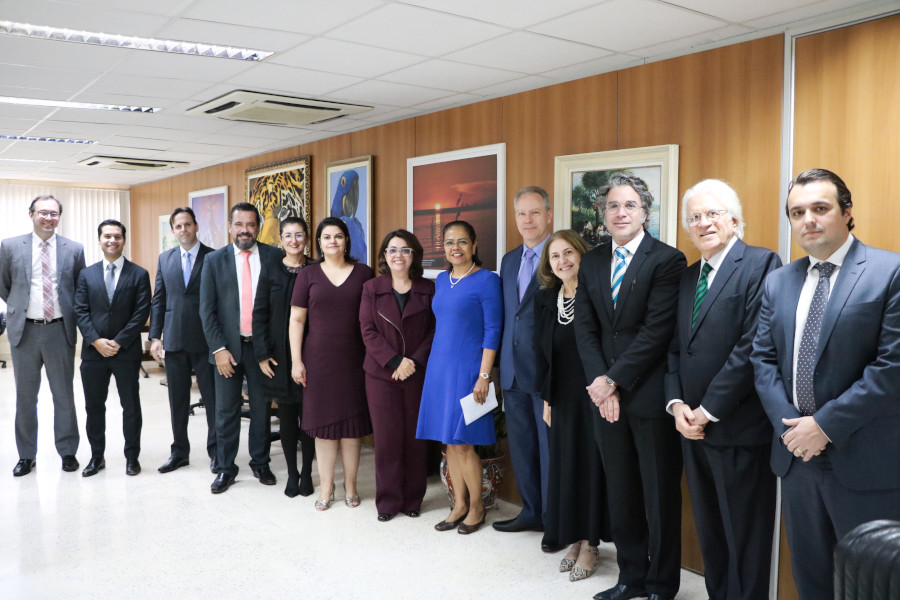 Foto mostra as 13 pessoas participantes da reunião posando para foto.