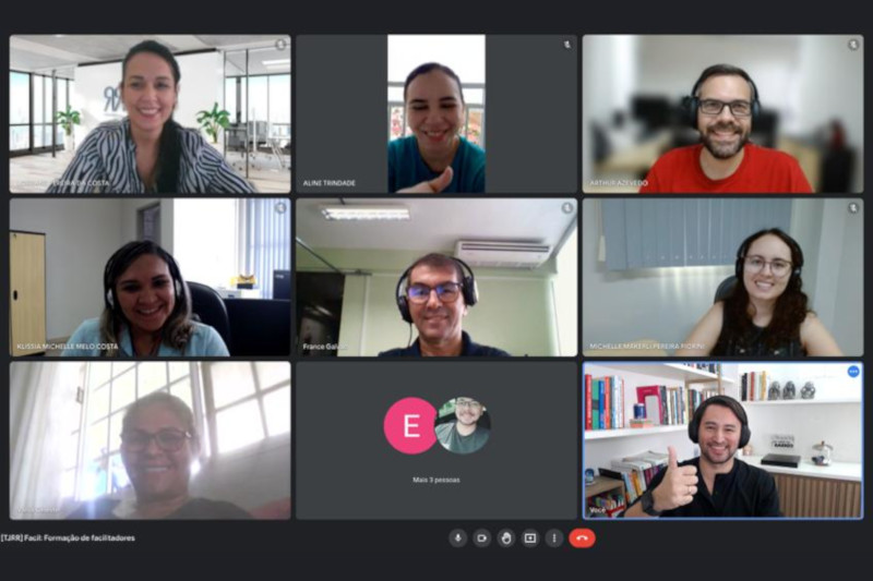 Foto mostra momento da capacitação por videoconferência, sendo possível ver a miniatura das telas de alguns participantes.