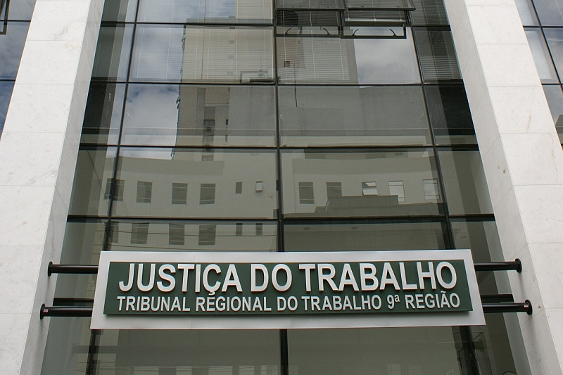 Foto de detalhe da fachada da sede do Tribunal Regional do Trabalho da 9ª Região (TRT9), em Curitiba (PR).