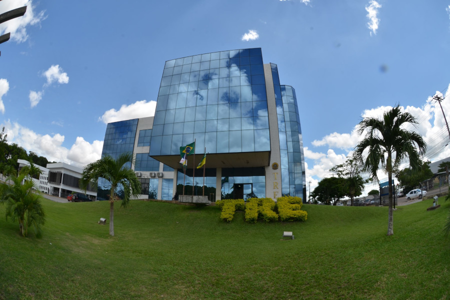 Foto da fachada da sede do Tribunal Regional Eleitoral de Roraima (TRE-RR).