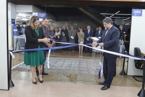 Foto mostra o ministro do TST Caputo Bastos, a presidente do TRT5, desembargadora Débora Machado, e o diretor-geral do TRT5, Orocil Pedreira, puxando a fita de inauguração.