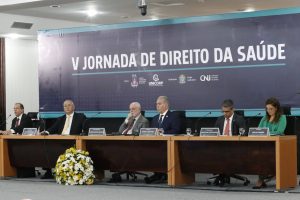 Foto mostra a mesa de abertura do evento.