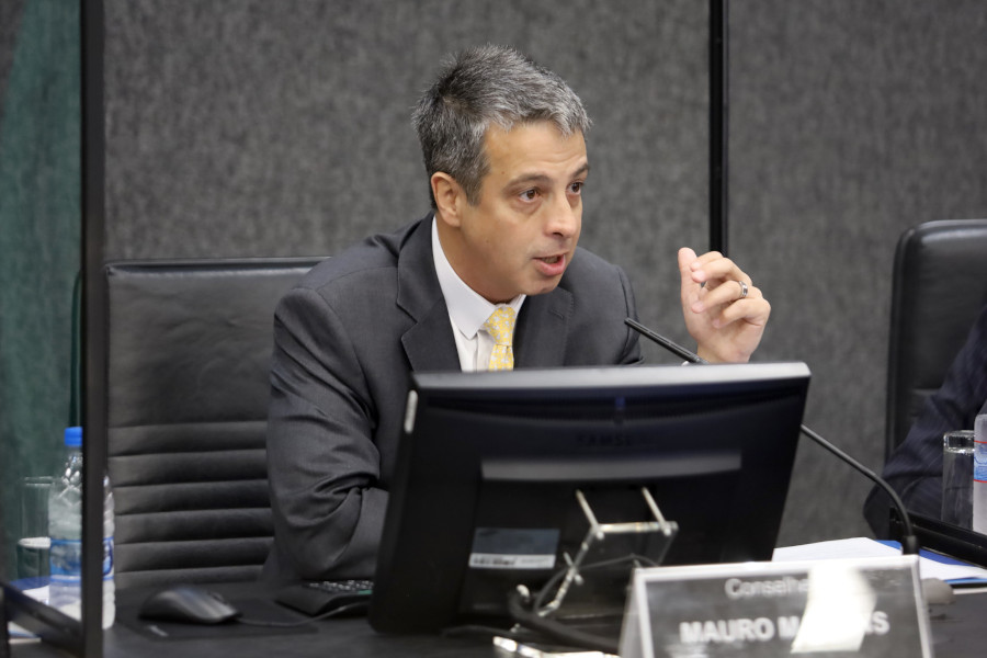 Foto do conselheiro Mauro Martins falando na abertura do evento, no Plenário do CNJ.