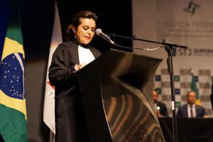 Foto mostra a desembargadora Mônica Sifuentes durante discurso de posse como presidente do TRF6.