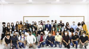 Foto mostra estudantes que participaram do projeto, posando juntos para a foto.
