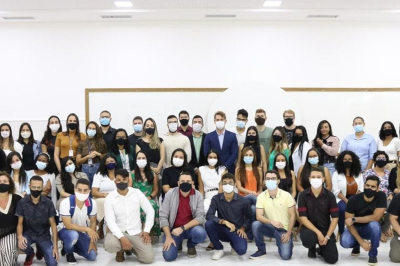 Foto mostra estudantes que participaram do projeto, posando juntos para a foto.