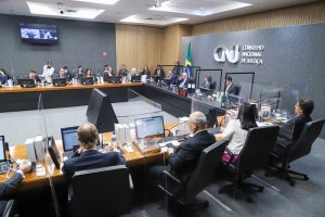 Foto mostra conselheiros e conselheiras do CNJ debate durante a 354ª Sessão Ordinária.