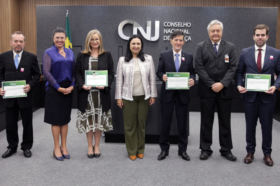 Foto mostra, em pé, no centro do Plenário do CNJ, as pessoas premiadas, a conselheira e a juíza auxiliar do CNJ e o representante do Ibama.