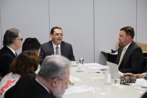 Foto de momento da reunião em uma sala, com destaque ao ministro do STJ - que está falando - e ao conselheiro do CNJ, a seu lado.