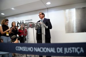 Foto mostra o ministro Luís Felipe Salomão, em um púlpito, durante entrevista coletiva.