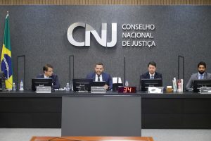 Foto mostra bancada principal de um dos paineis durante o evento no Plenário do CNJ.