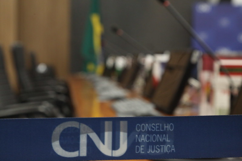 Detalhe da faixa de limite do CNJ no plenário