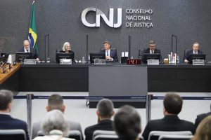 Presidente do CNJ e procurador-geral da República entre outras autoridades no plenário do CNJ