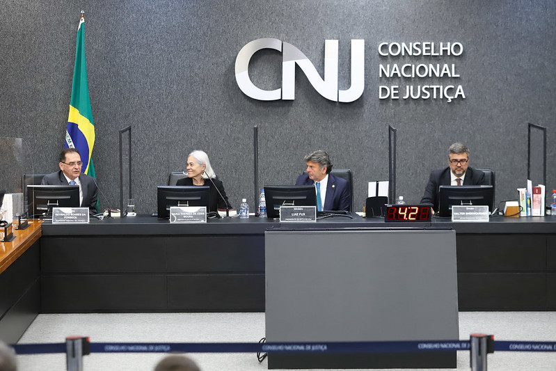 Foto mostra bancada principal do Plenário do CNJ, com o ministro do STJ Soares da Fonseca, a presidente do STJ, Maria Thereza Rocha, o presidente do CNJ, Luiz Fux, e o secretário-geral do CNJ, Valter Shuenquener.