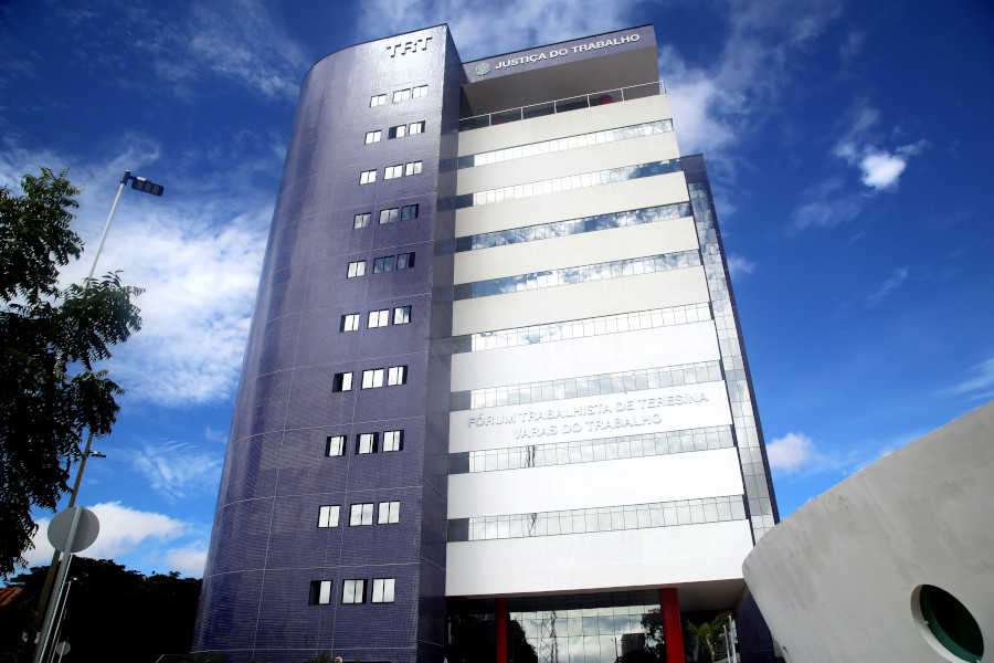 Foto da fachada da sede do Tribunal Regional do Trabalho da 22ª Região (TRT22), em Teresina.